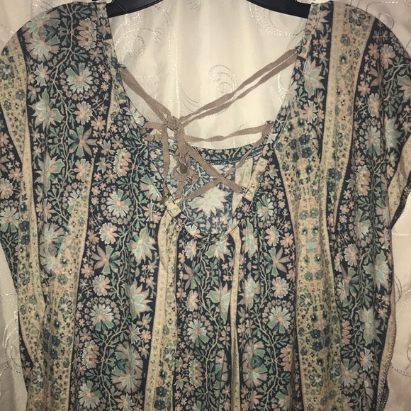 ❗️SOLD❗️Pretty pastel, floral print AE top - Picture 5 of 5